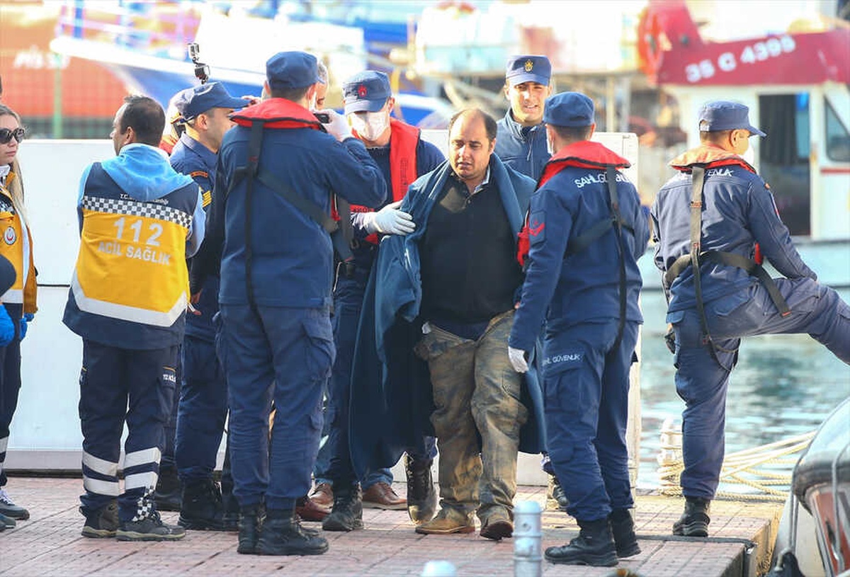 Güncelleme 4 - Dikili\'de Düzensiz Göçmenleri Taşıyan Tekne Battı: 5 Ölü
