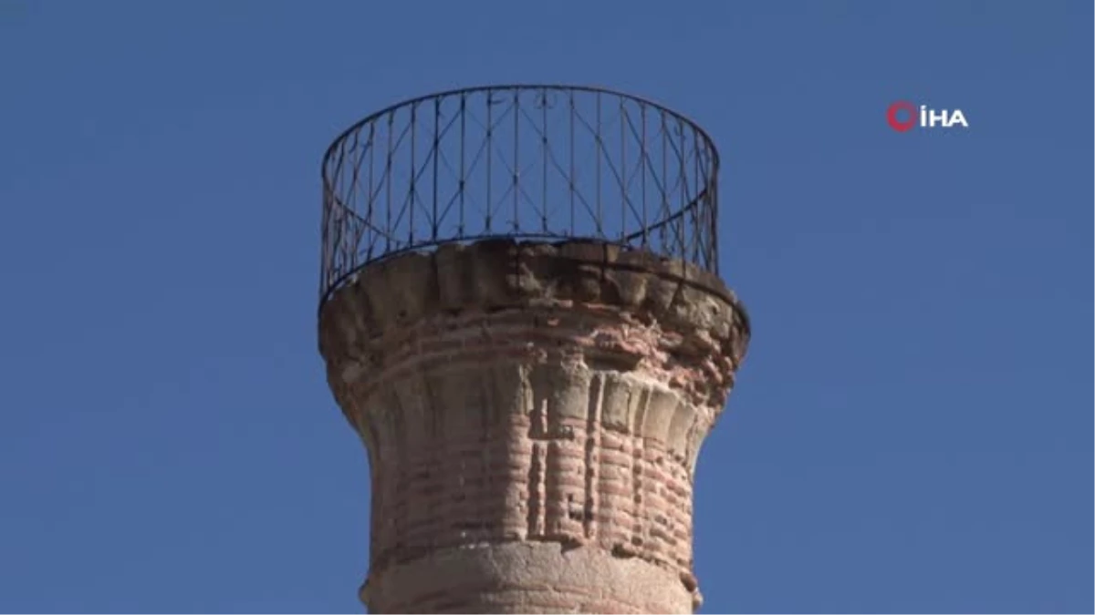 Harabe Durumda Bulunan Tarihi Cami Kurtarılmayı Bekliyor