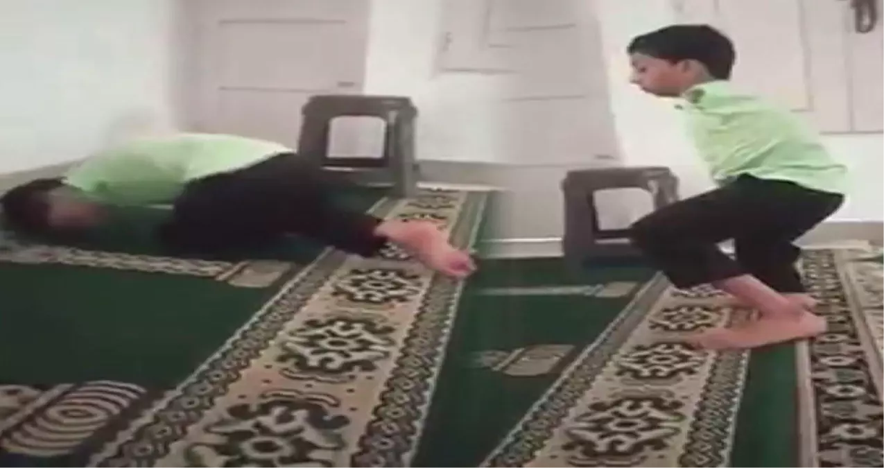 İki Kolu Olmayan Çocuğun Namaz Kılma Görüntüleri Sosyal Medyada Gündem Oldu