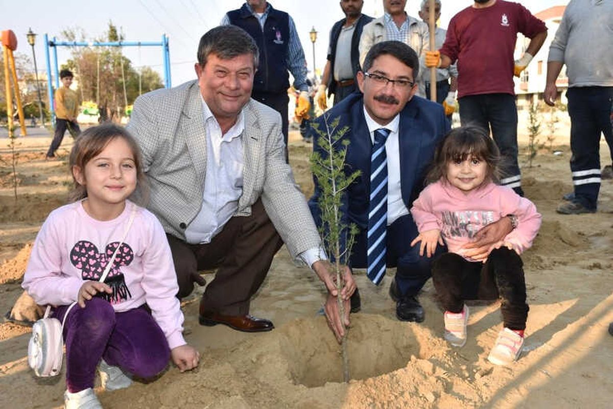 İlk Fidanı Başkan Çelik ve Çocuklar Dikti