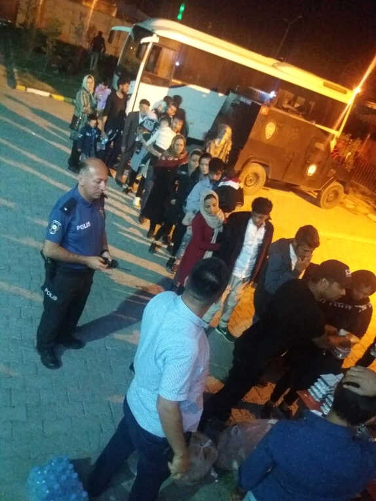 Kamyonet Kasasında 80 Kaçak Şahıs Yakalandı