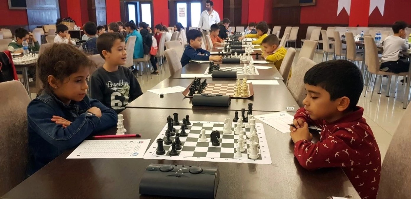 Öğrenciler Satranç Turnuvasında Hem Eğlendi Hem de Ata\'larını Andı