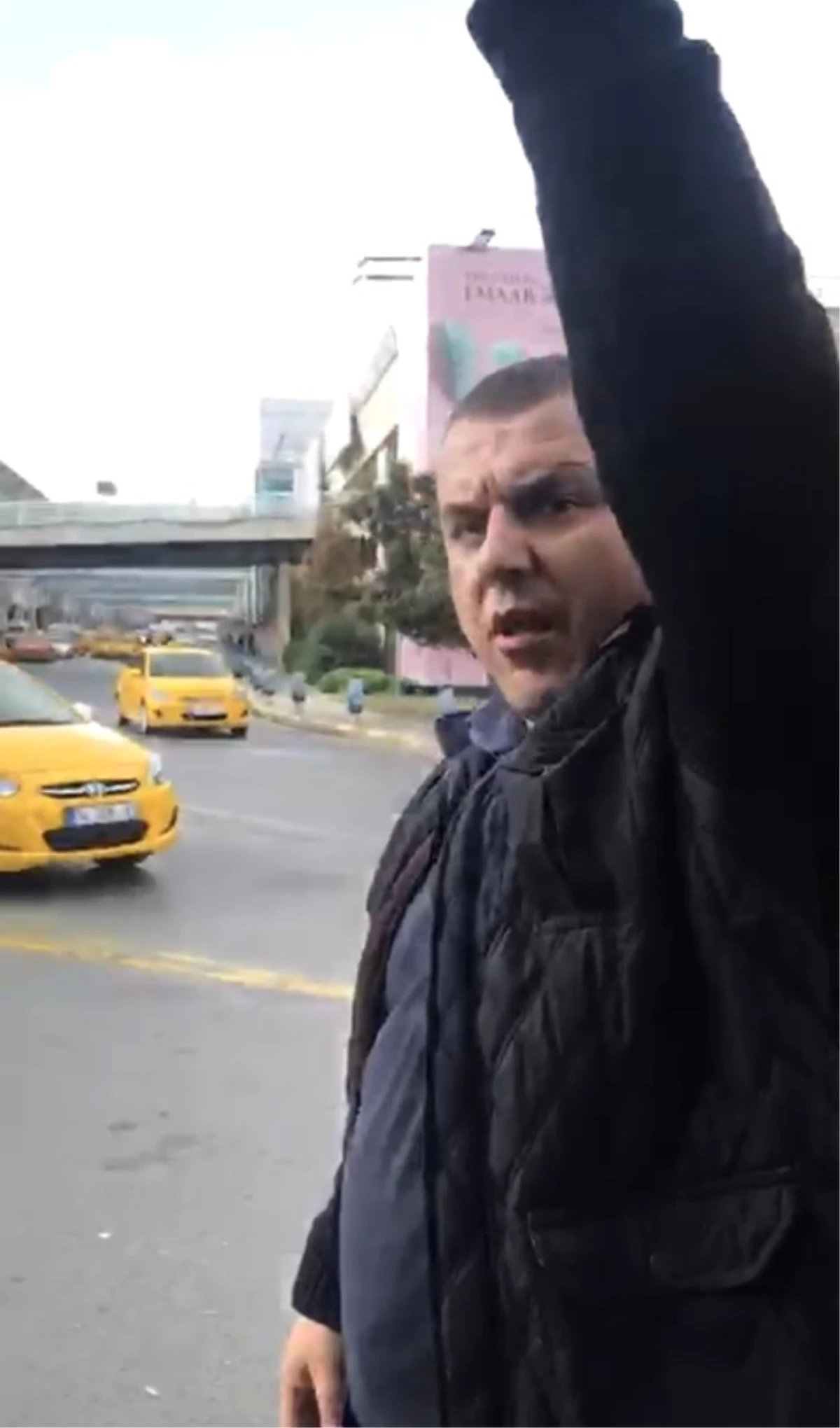 Atatürk Havalimanı\'nda Taksi Durağı Kahyası Olduğu İddia Eden Şahıs Uber Sürücüsüne Saldırdı
