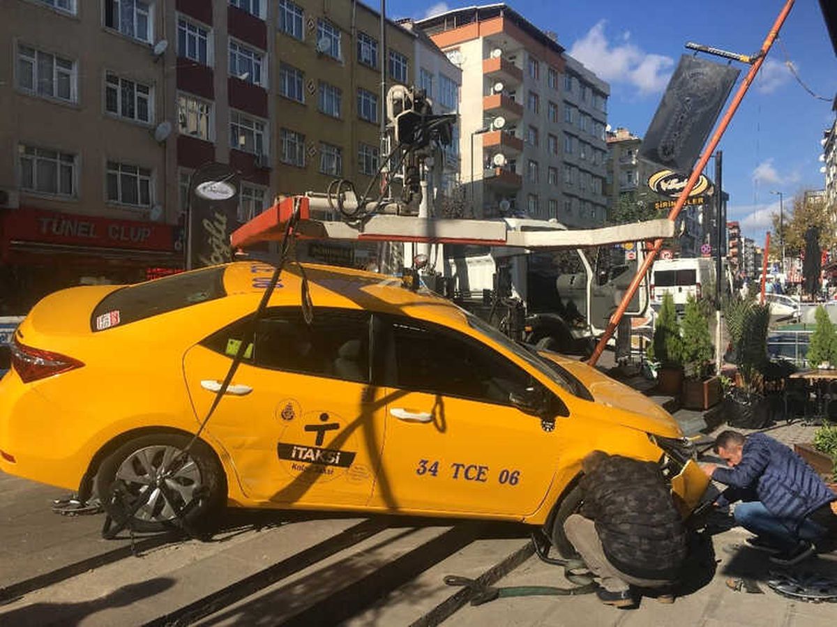 Kaza Yapan Taksi Yayaların Arasına Daldı: 2 Yaralı
