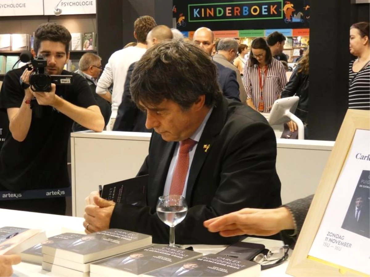 Puigdemont, Kitap Fuarı\'nda \'Katalan Krizi\' Kitabını İmzaladı