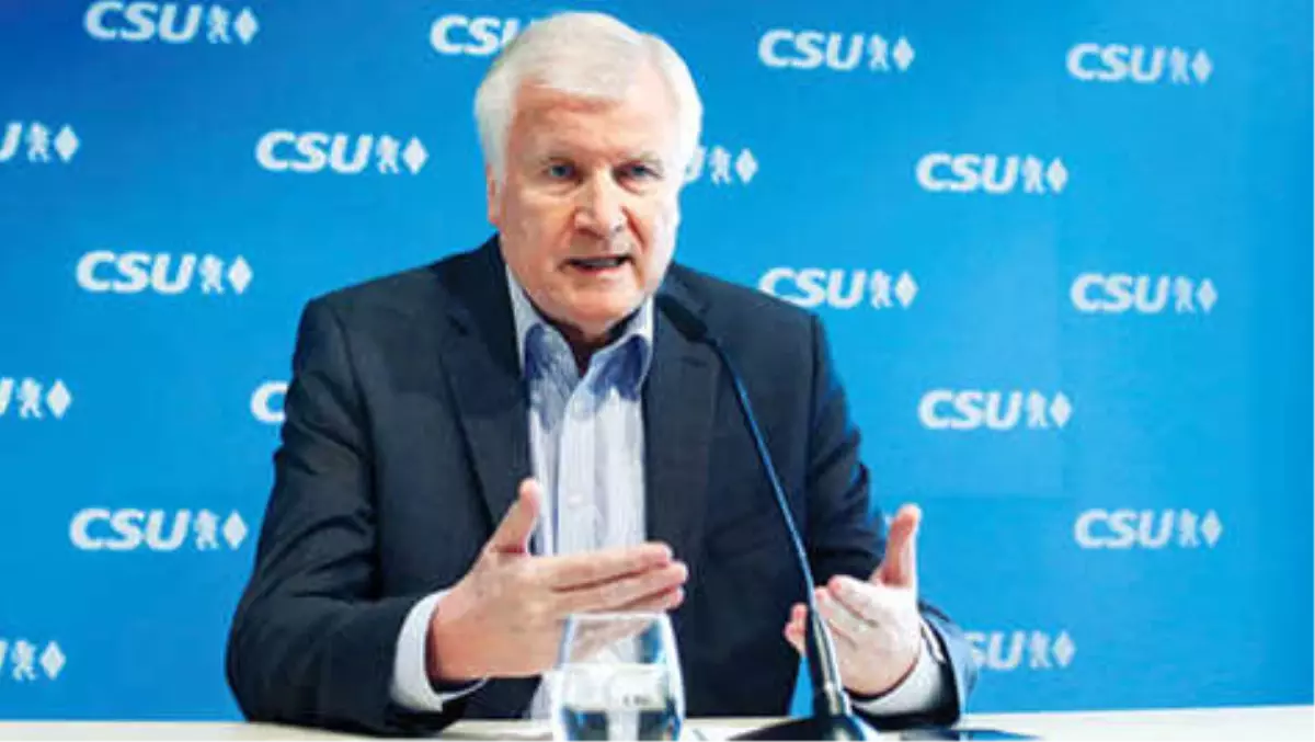 Seehofer İki Koltuğu Birden Bırakabilir