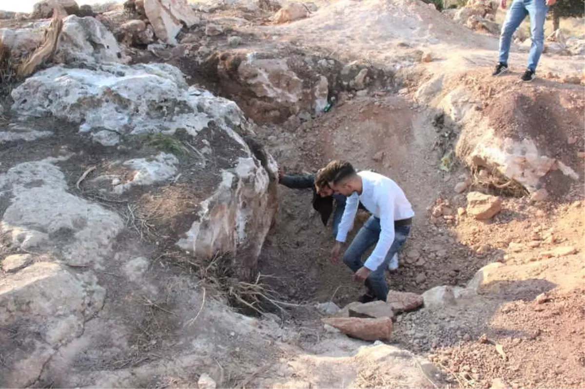 Tarihi Eser Kaçakçıları Jandarmayı Görünce Kazma Küreği Bırakıp Kaçtı