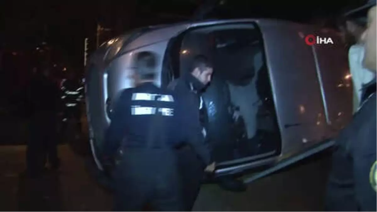 Vatandaşlar Kazada Panelvan İçerisinde Sıkışan İki Kişiyi Cep Telefonlarıyla Görüntüledi