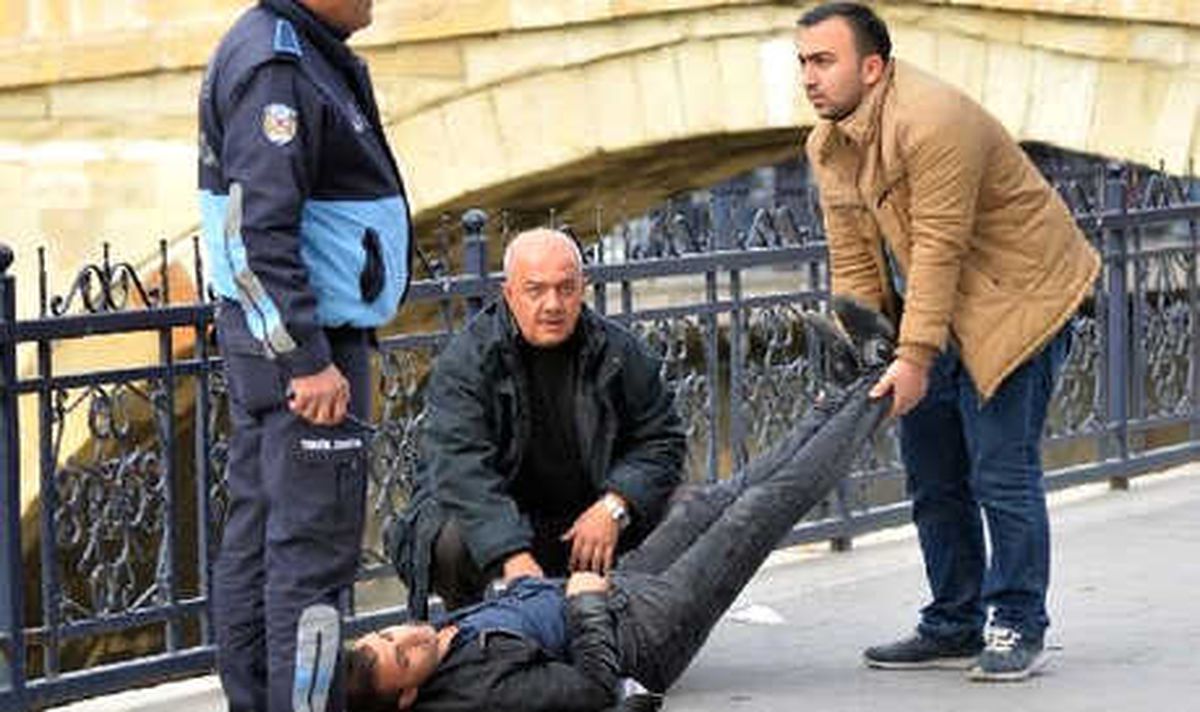 Yeğenini Tabancayla Vurdu