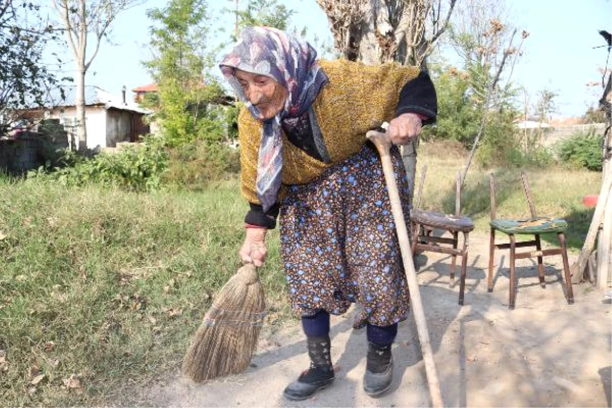 118 Yaşındaki Nine, Evinin Yolunu Süpürüyor