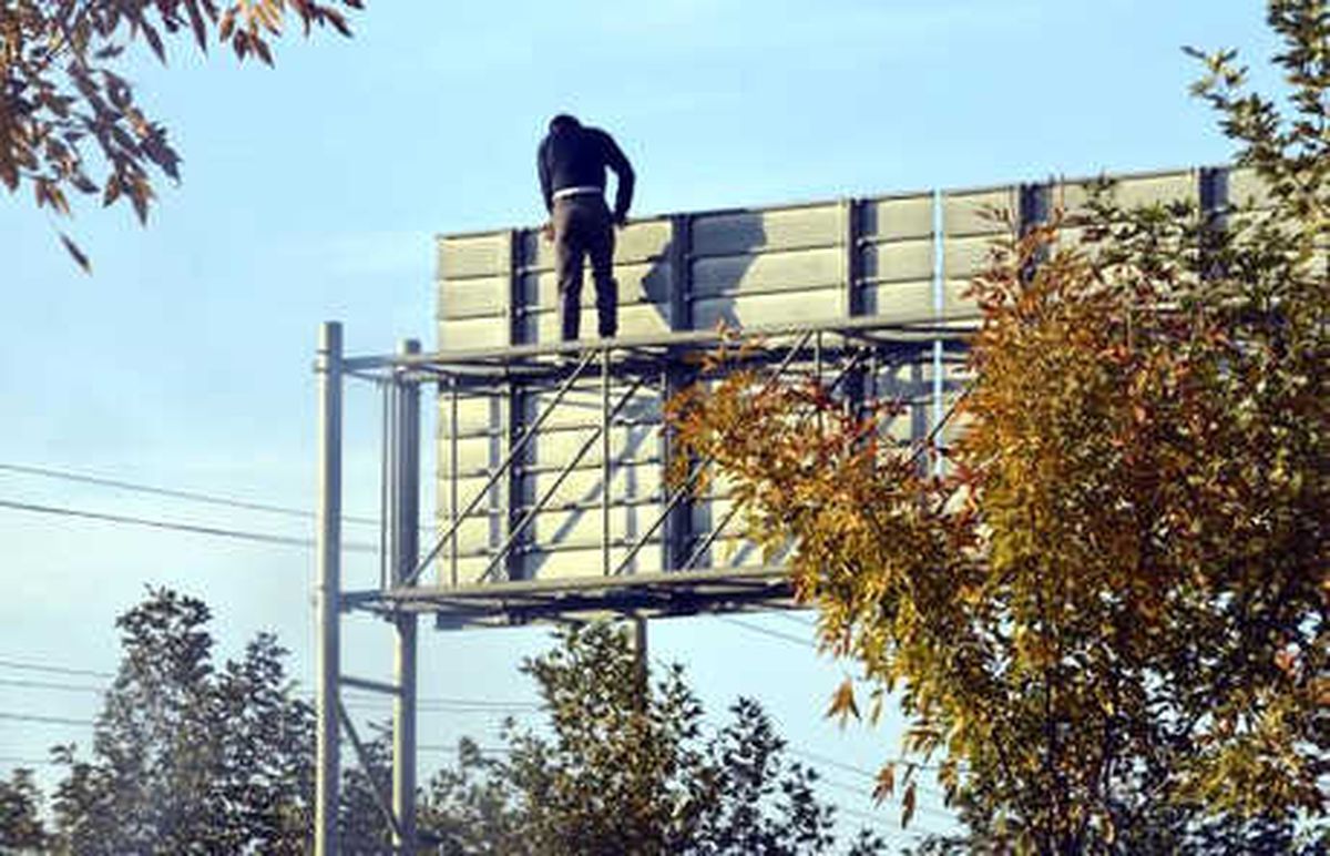 5 Metre Yüksekliğindeki Tabelada İntihar Girişimini Polis Önledi