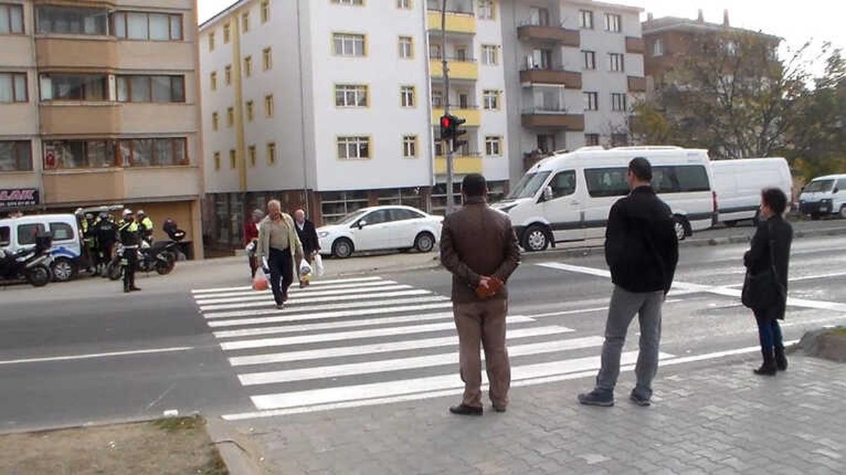 Bolu\'da, Kırmızı Işık İhlali Yapan Yayalar Kameralara Yansıdı
