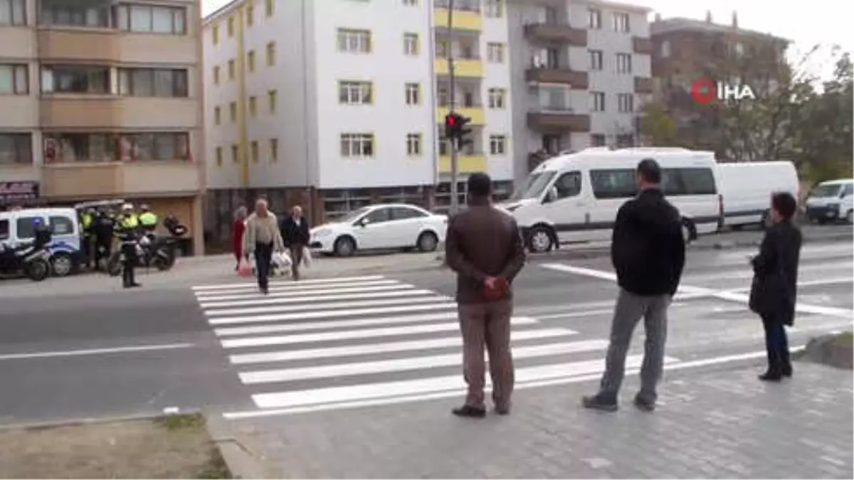 Bolu\'da Kırmızı Işık İhlali Yapan Yayaları Durdurup Böyle Ceza Yazdılar