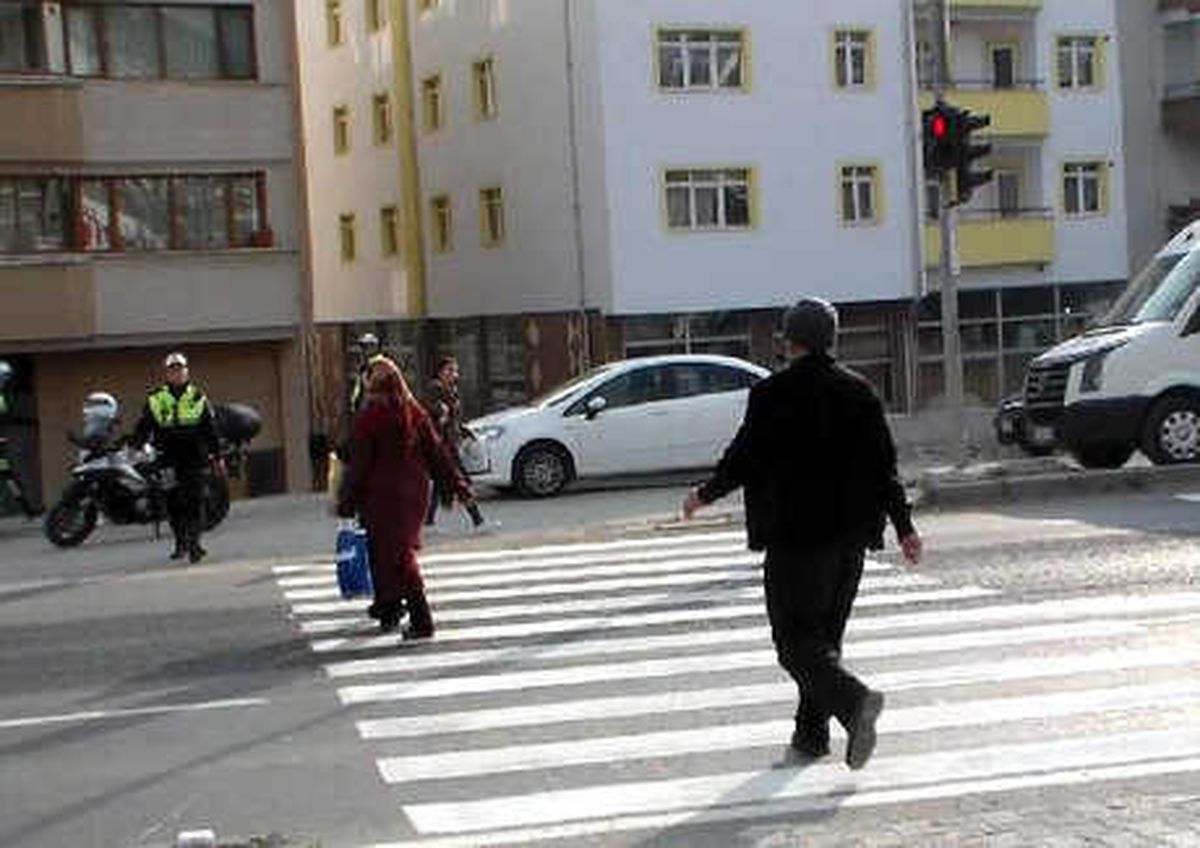 Bolu\'da Yayalar Polisi Dinlemeyip Kırmızıda Geçince Ceza Yedi