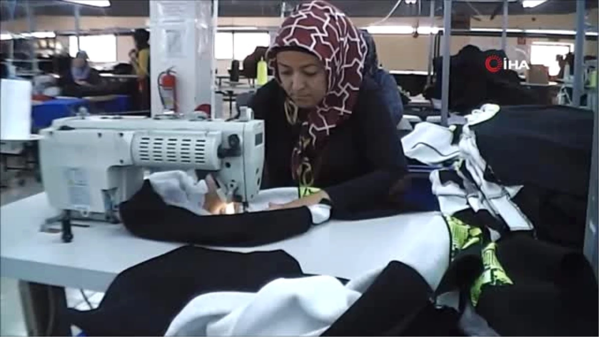 Bu Tekstil Fabrikası 100 Kişiye İş İmkanı Sağlıyor