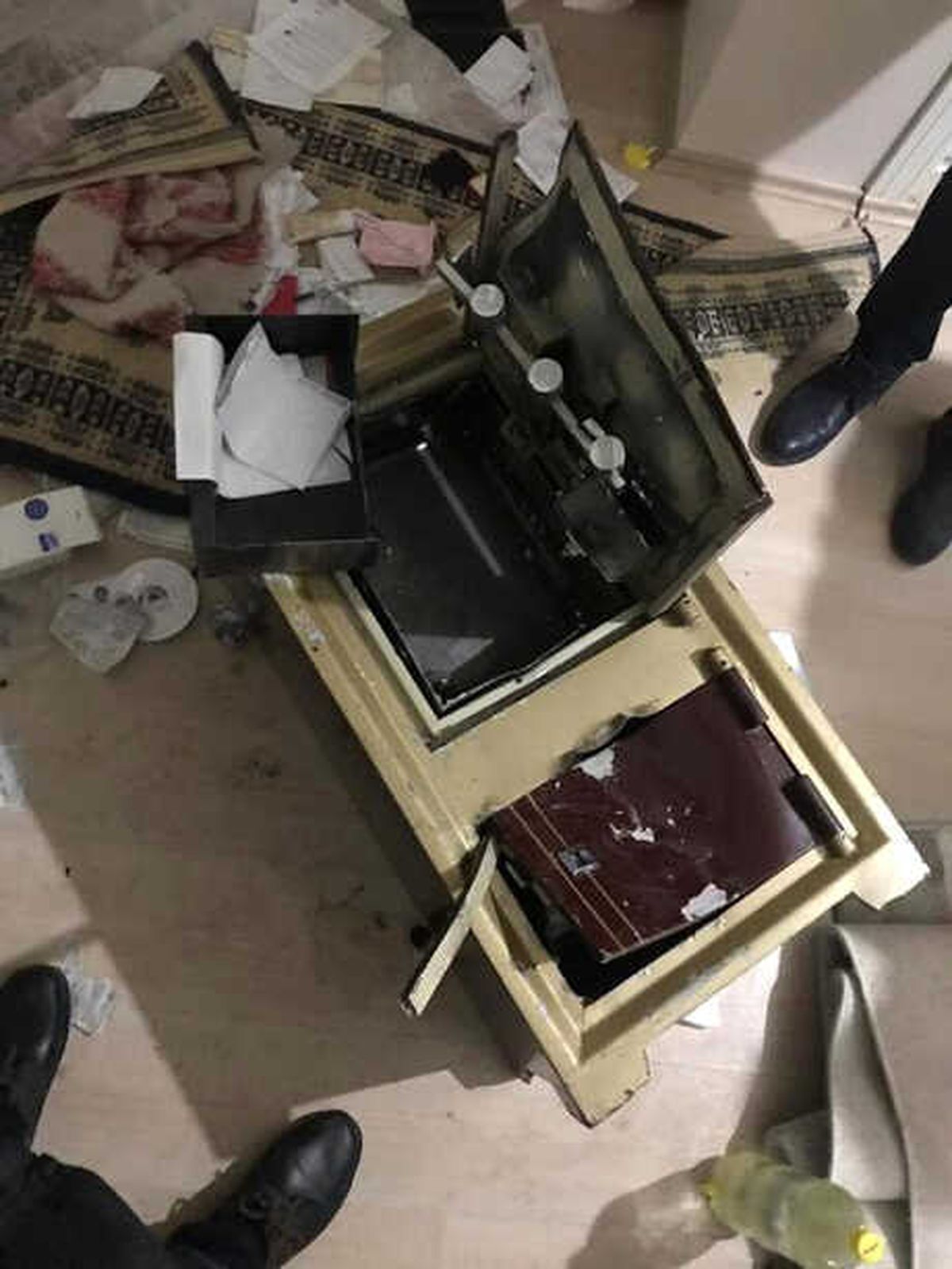 Çelik Kasaları Balyozla Parçalayıp, 200 Bin Lirayı Çaldılar