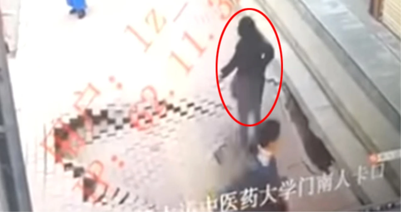 Çin\'de, Yolda Yürüyen Kadının Aniden Çöken Kaldırımın İçine Düşme Anı Kameralara Yansıdı