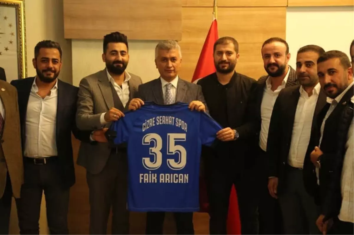 Cizre Serhatspor Yönetiminden Kaymakama Takım Forması Hediye Edildi