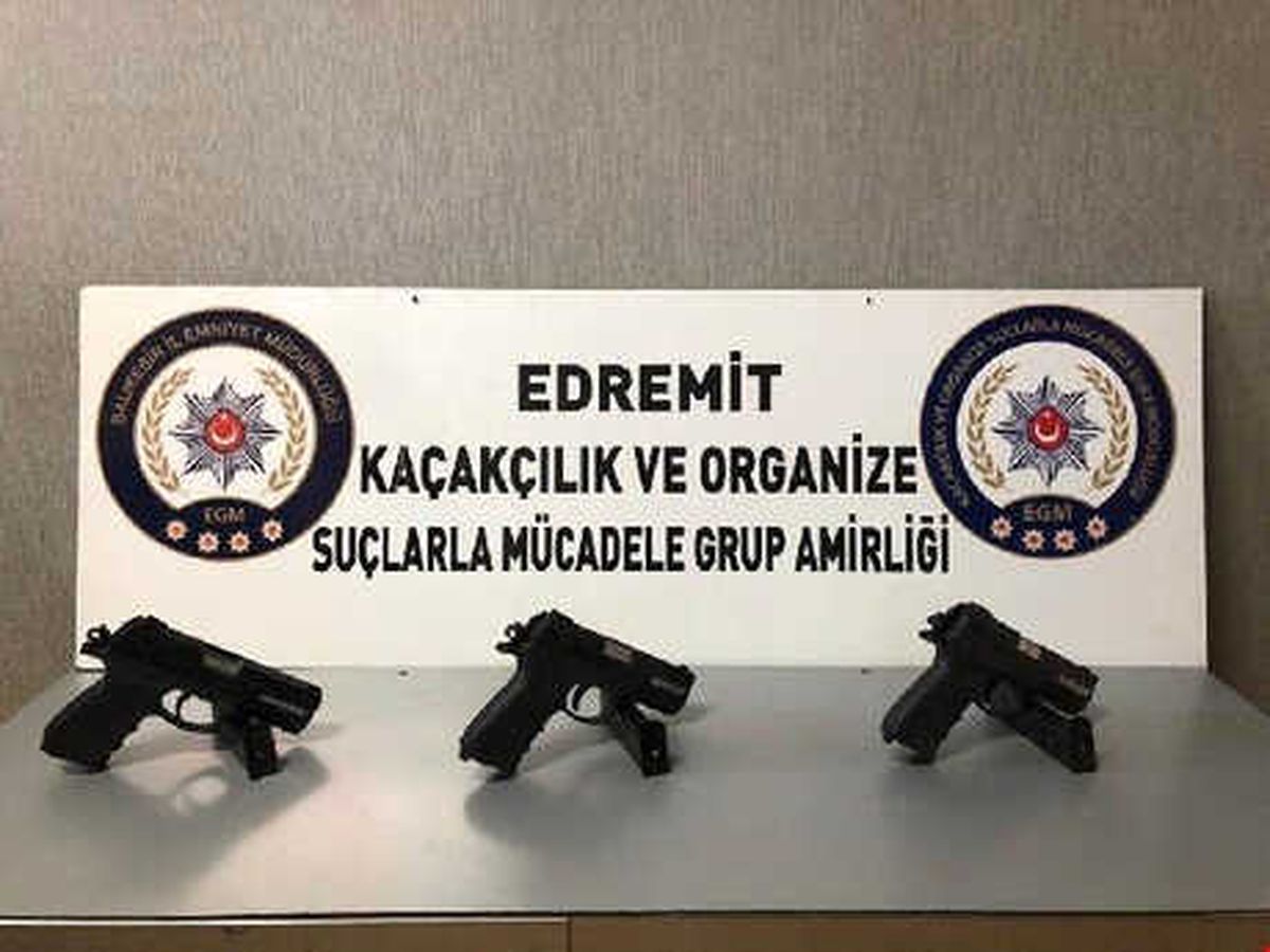 Edremit\'te, Kargodan 3 Ruhsatsız Tabanca Çıktı