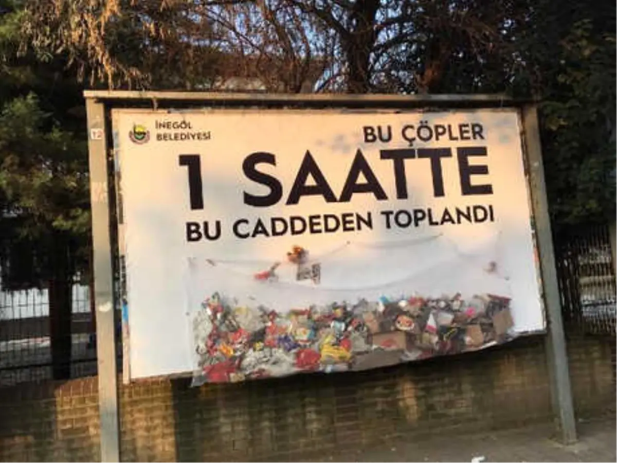 Farkındalık İçin Çöpler File İçinde Billboard\'a Asıldı