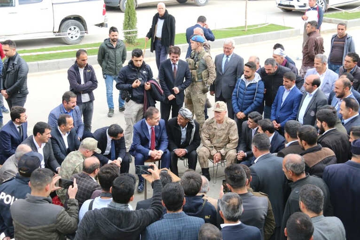 Hakkari Valisi Akbıyık\'ın Şemdinli ve Derecik Ziyareti