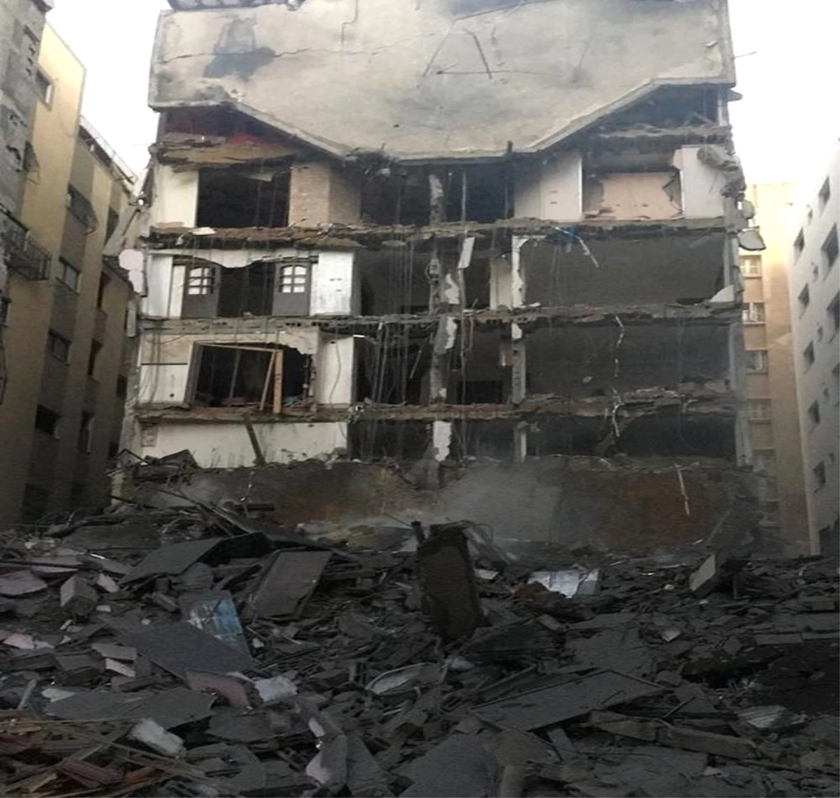 İsrail Gazze\'de 7 Binayı Bombaladı: 4 Şehit