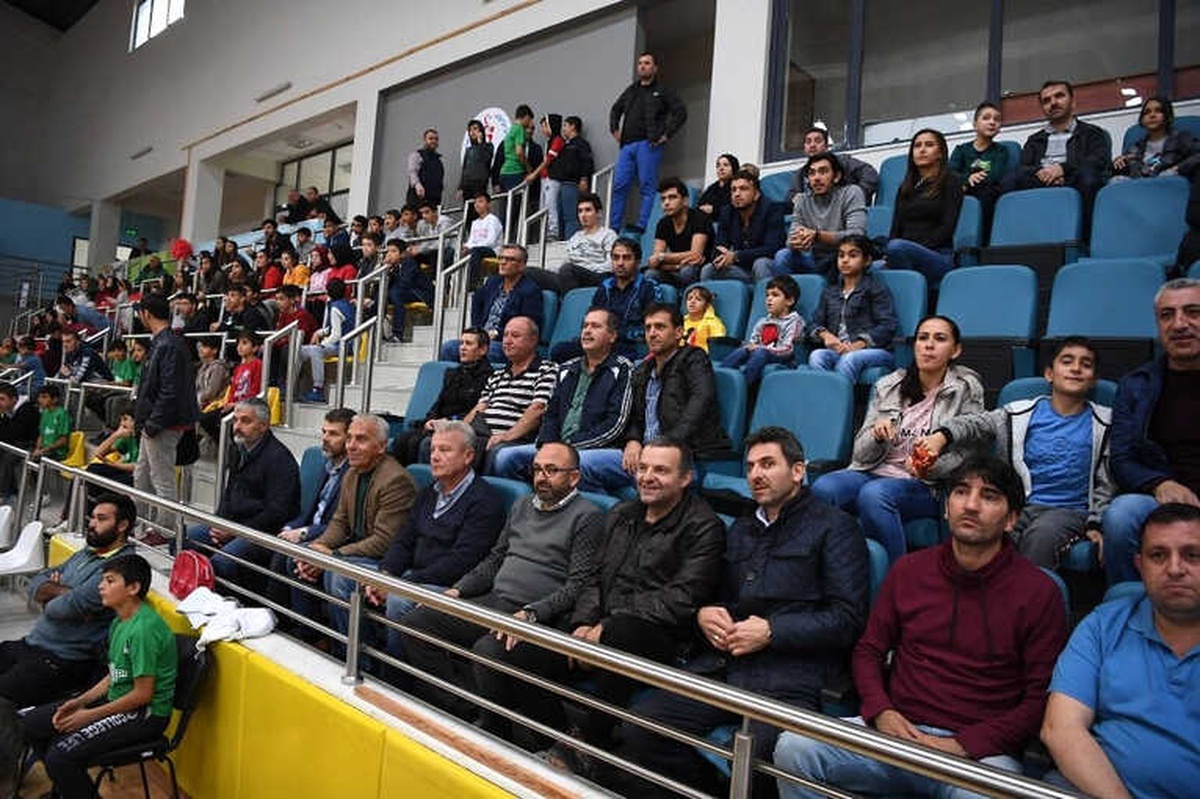 Kartepe Belediyespor Voleybolda Liderliği Bırakmıyor