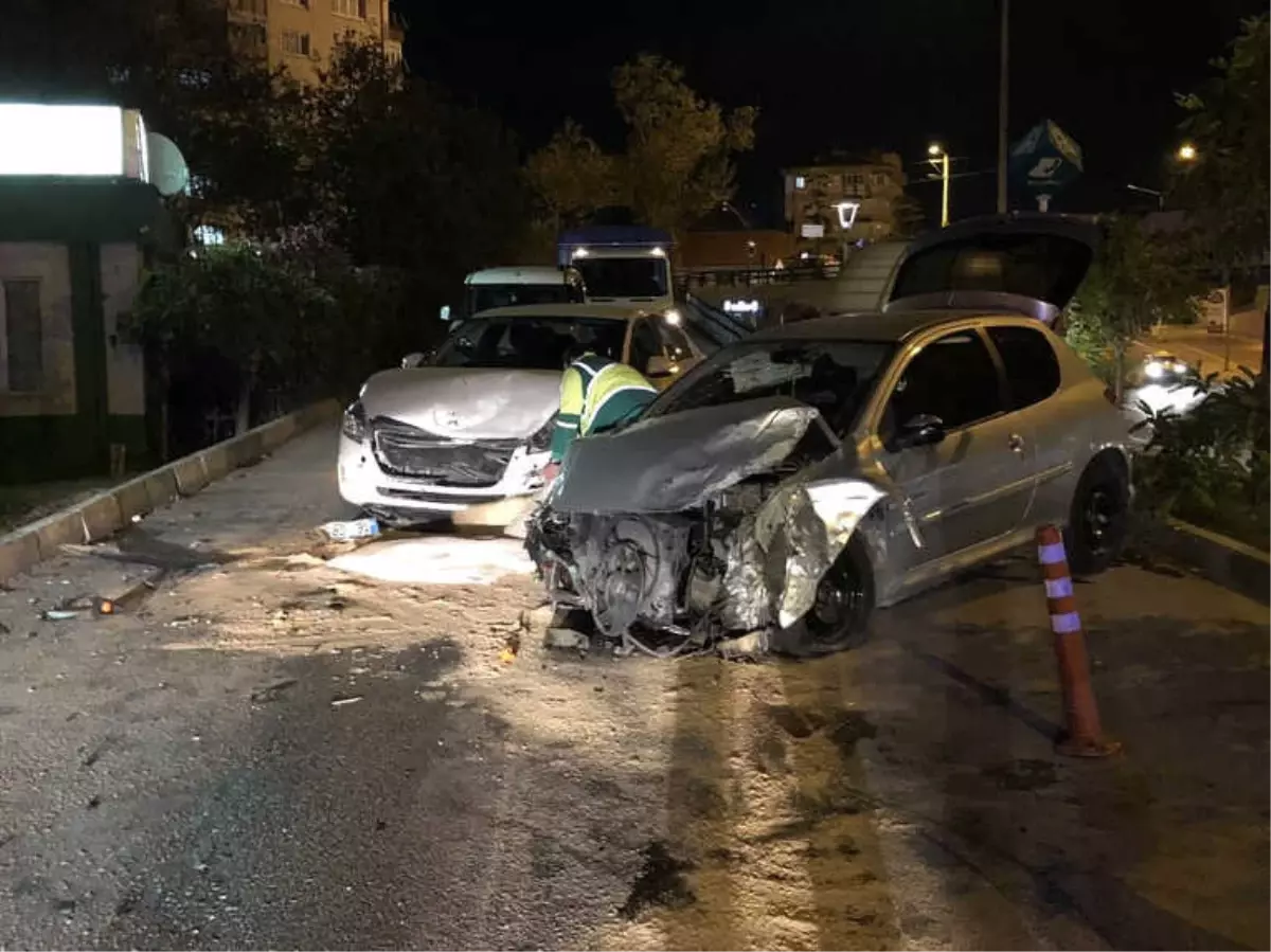 Kontrolünü Kaybetti, Karşı Şeritten Gelen 2 Araca Çarptı