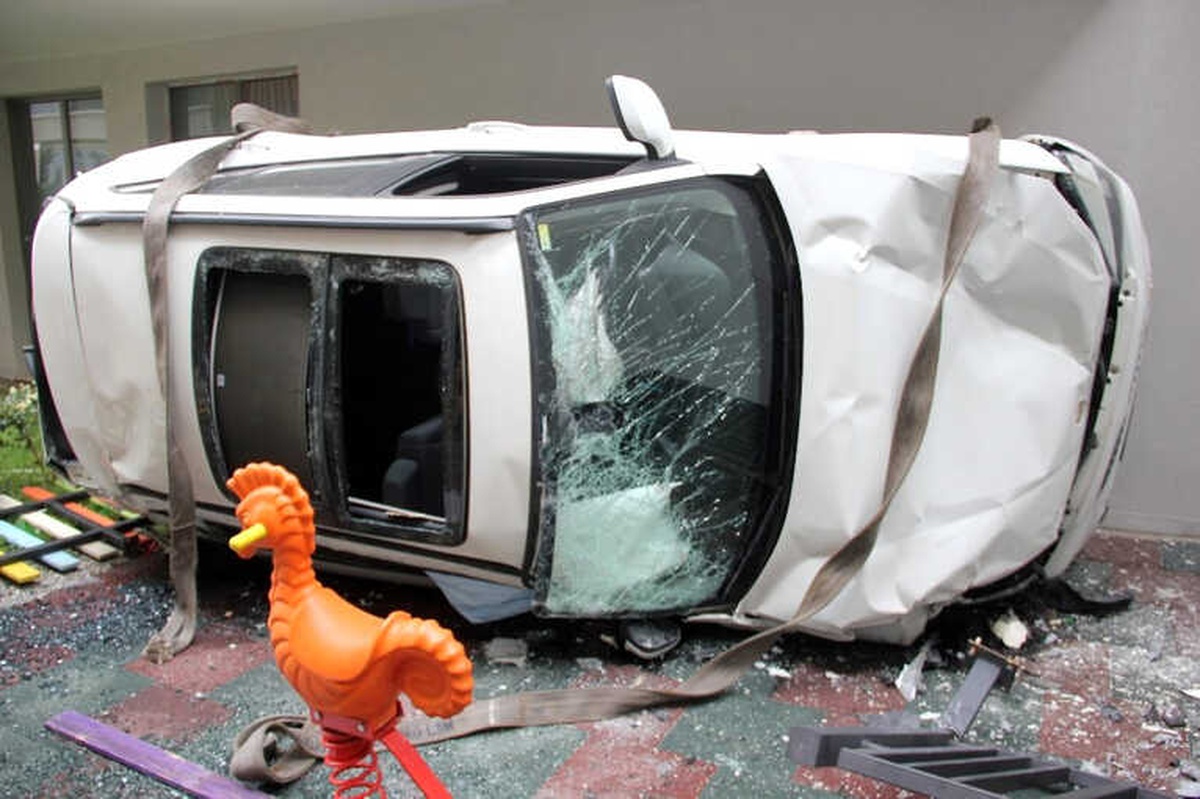 Lüks Otomobili Park Ederken 4 Metreden Sitenin Parkına Düştü