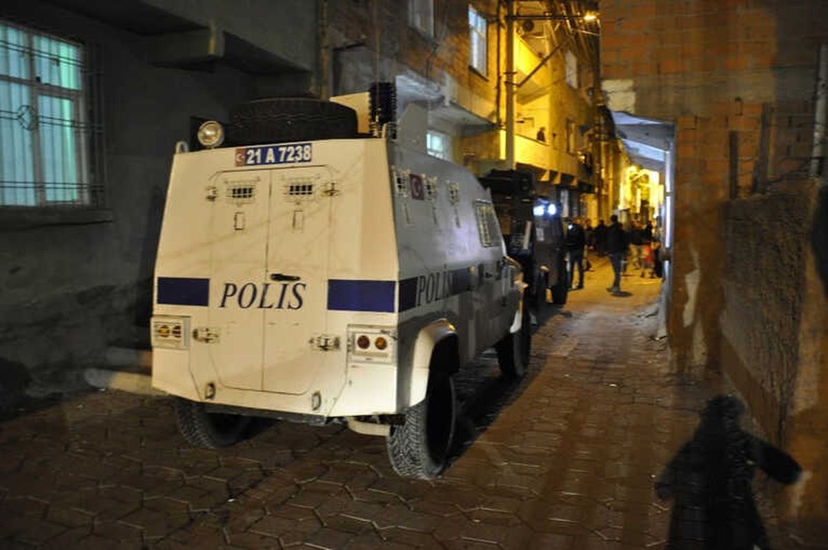 Maskeli İki Grup Arasında Silahlı Çatışma: 2 Yaralı