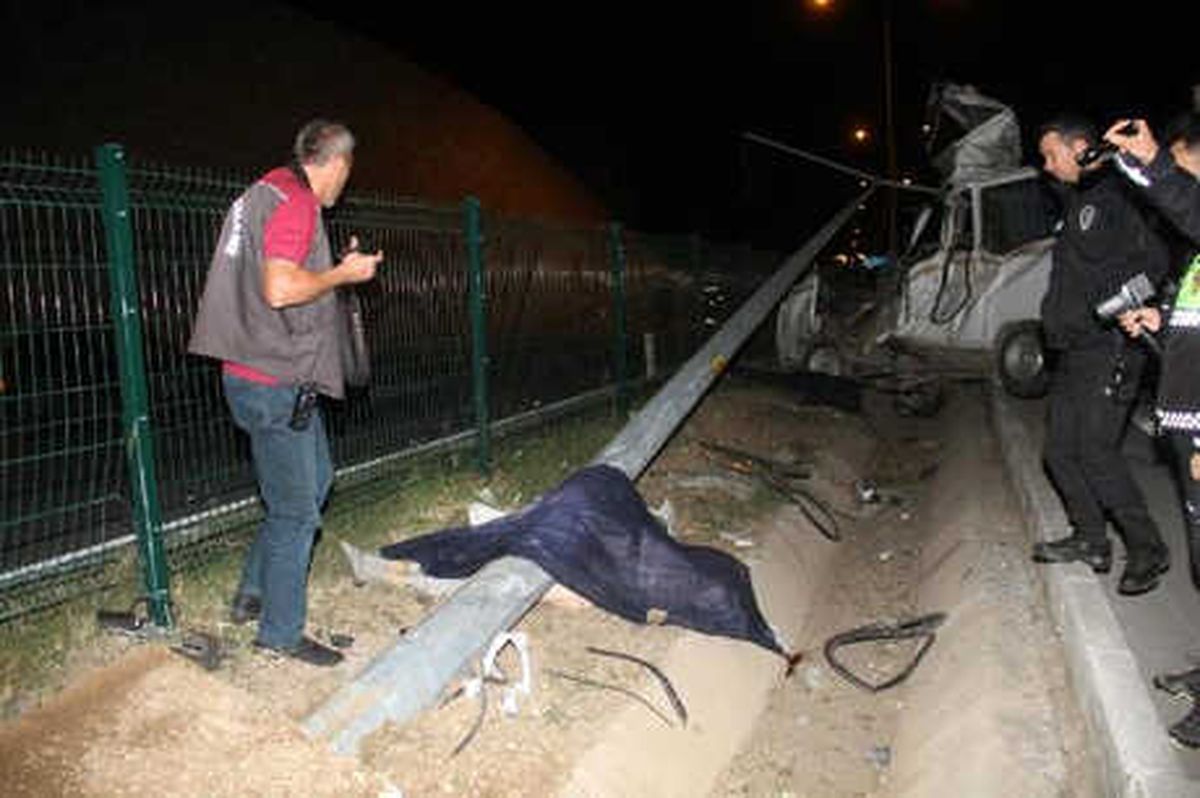 Minibüs Aydınlatma Direğine Çarptı: 2 Ölü