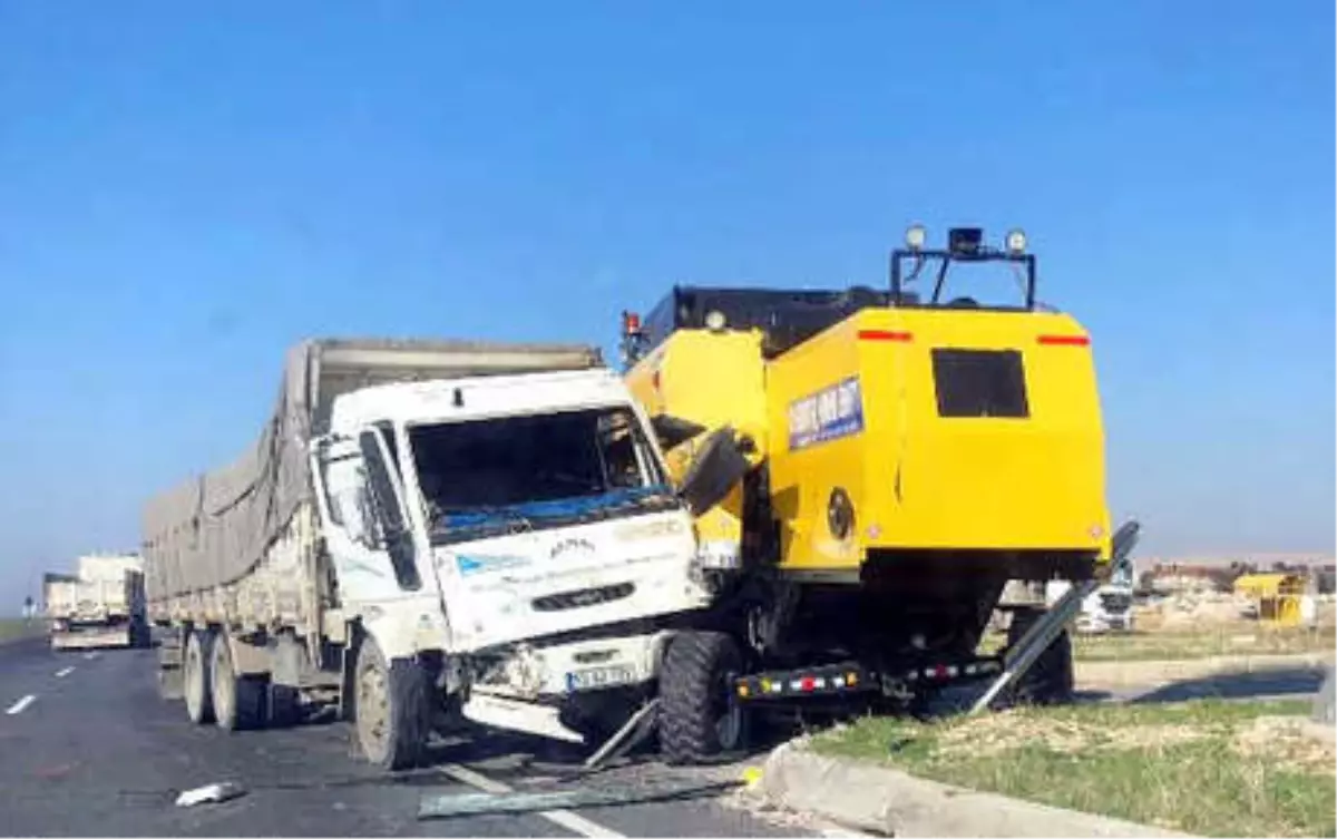 Nusaybin\'de Kamyon ile Biçerdöver Çarpıştı