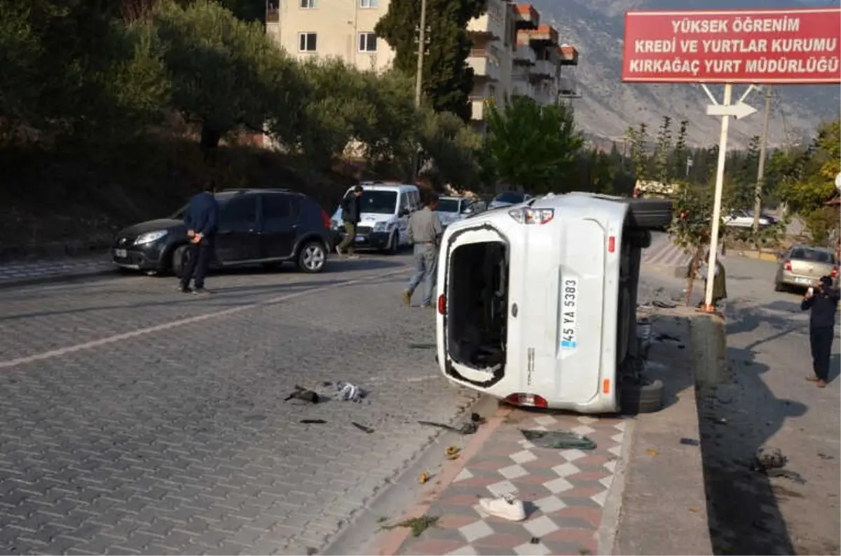 Otomobil ile Hafif Ticari Araç Çarpıştı: 2 Yaralı