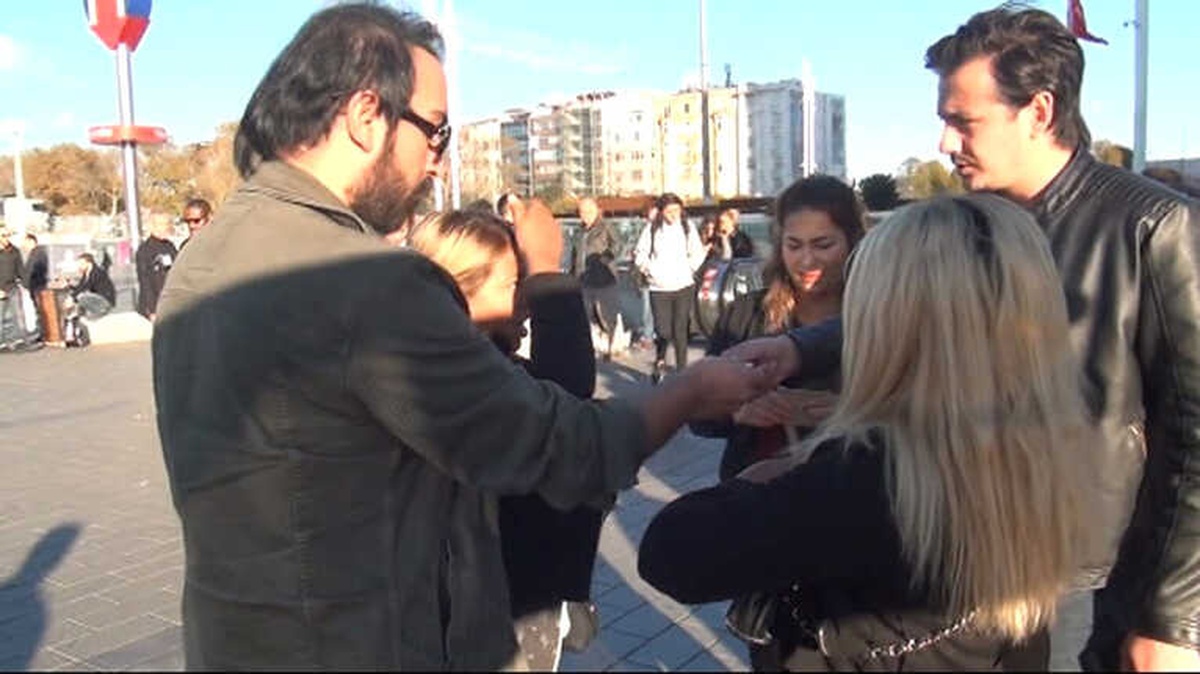 Taksim\'de Atatürk Portresiyle Duygu Sömürüsüne Gözaltı