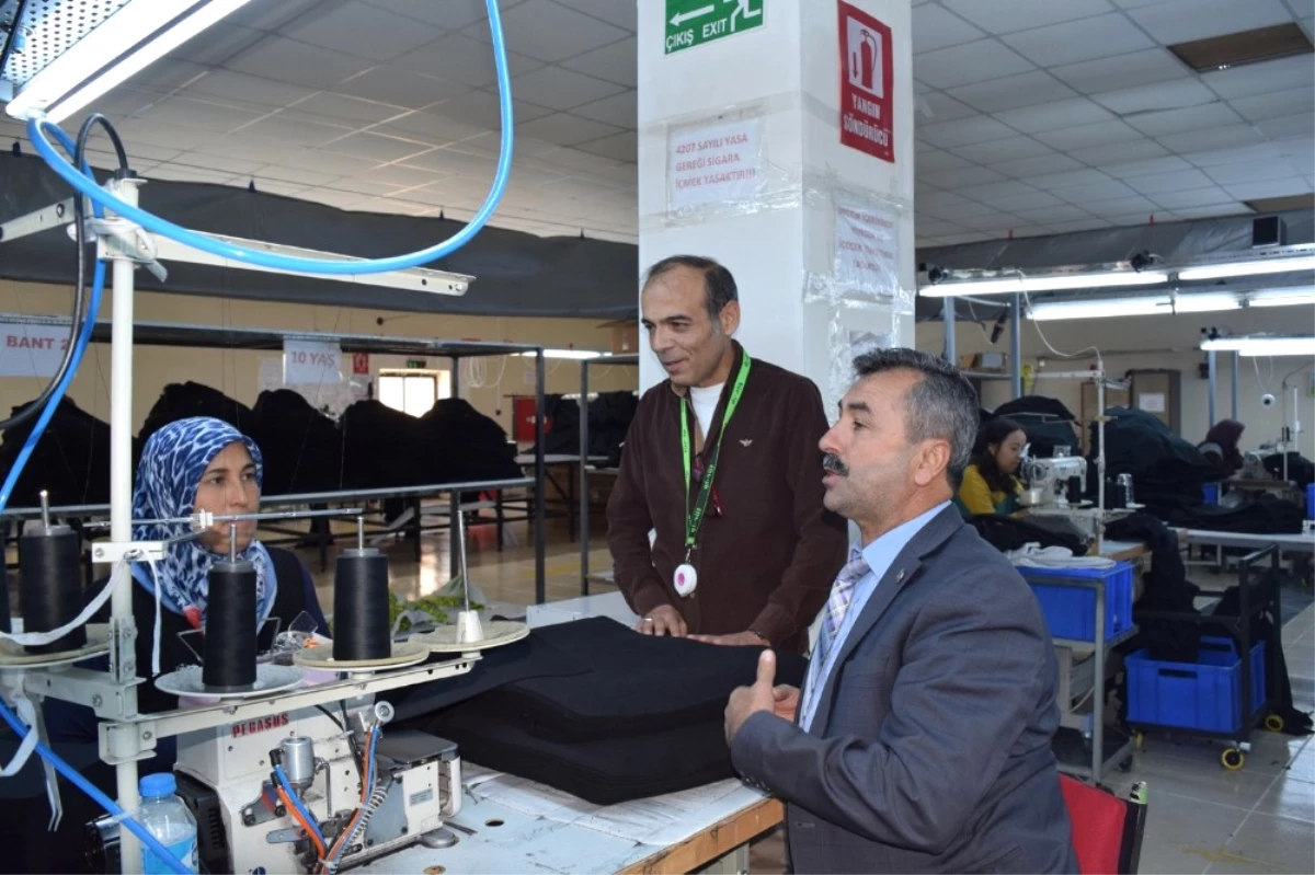 Pazarlar\'daki Tekstil Fabrikası, 100 Kişiye İş İmkanı Sağlıyor