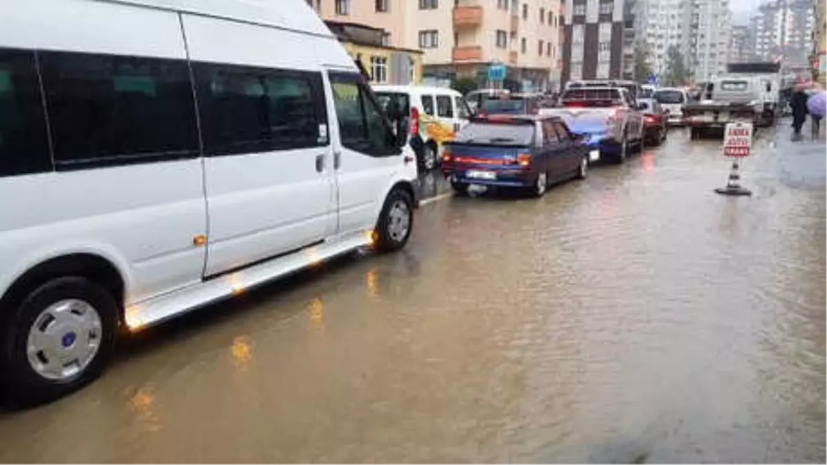 Rize\'de Sağanak Yolları Göle Çevirdi