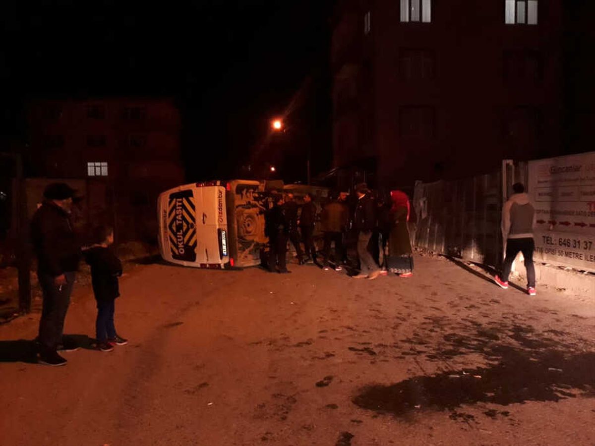 Servis Minibüsüyle Otomobil Çarpıştı: 4 Yaralı