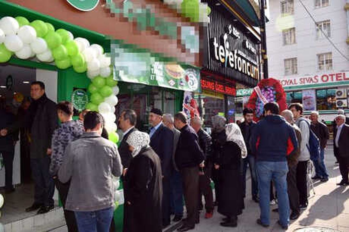 Sivas\'ta Ucuz Döner Kuyruğu