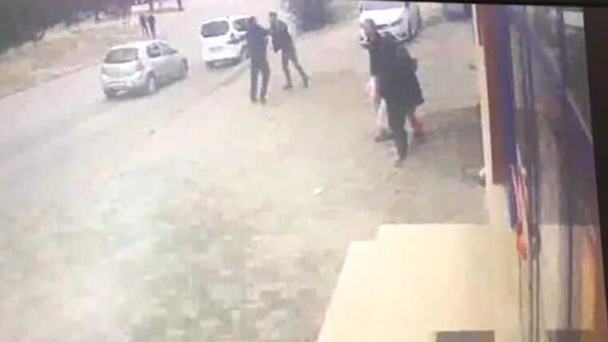 Sokak Ortasında Pompalı Tüfekli Kız Kavgası
