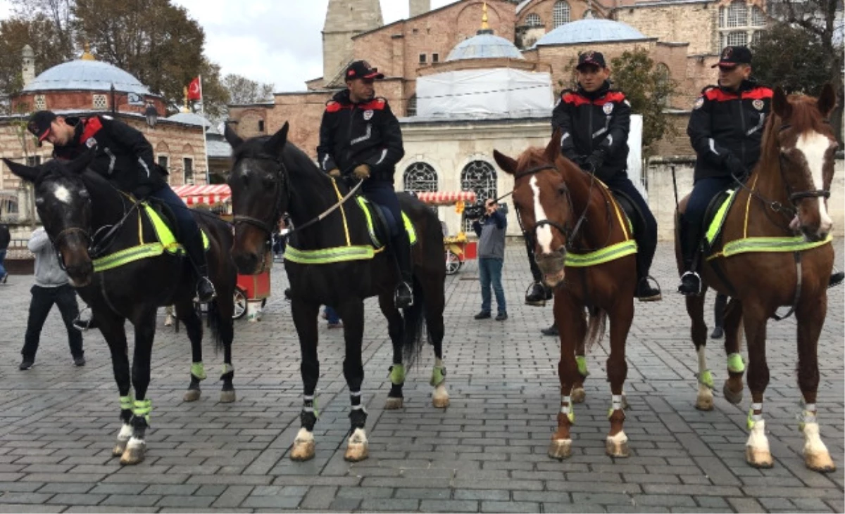 Atlı Polisler Sultanahmet Meydanı\'nda İlk Devriyesini Yaptı