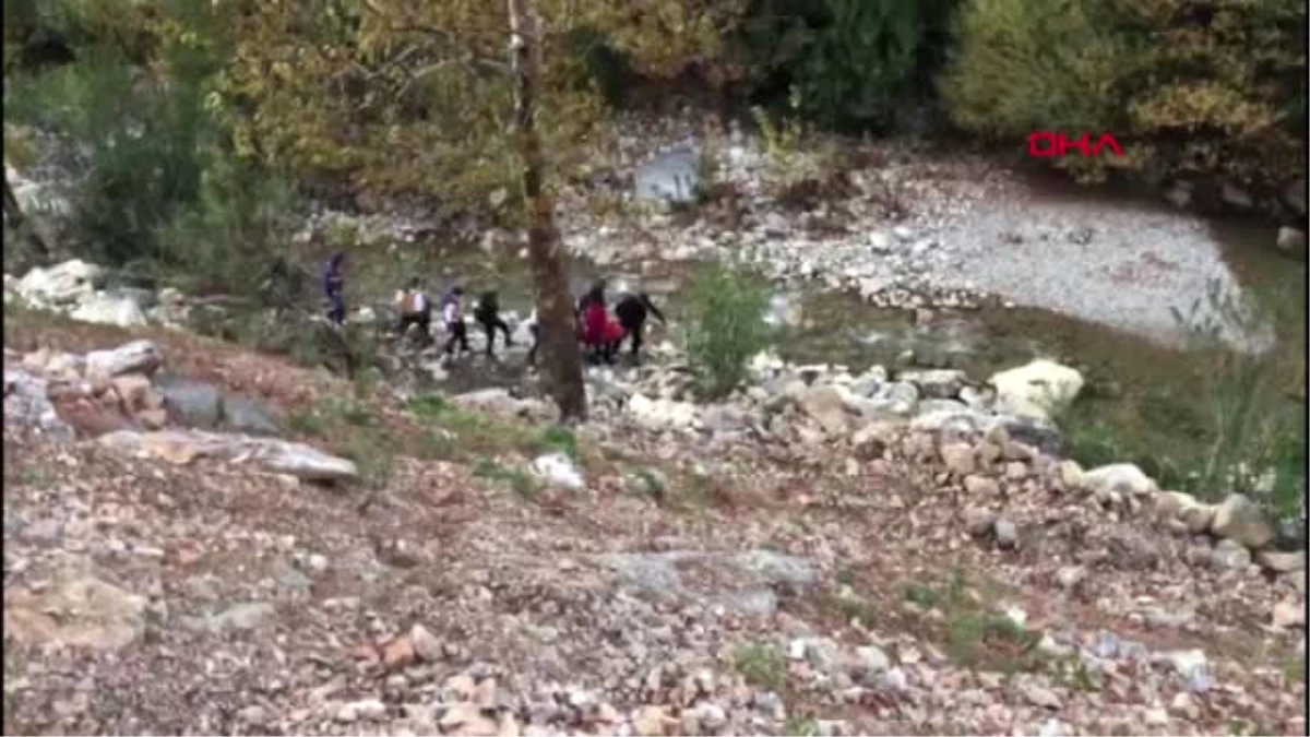 Antalya Dereye Uçan Kamyonette 5 Kişi Yaralandı