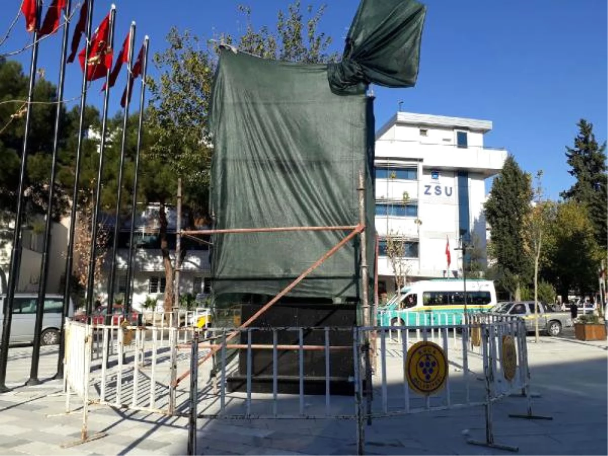 Atatürk\'e Benzemeyen Heykelde Düzeltme Çalışmaları Başladı