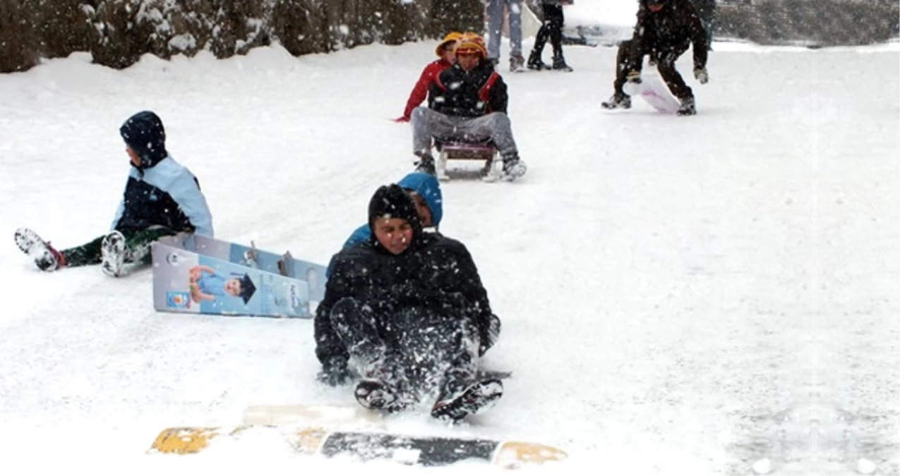 Bayburt\'ta Etkili Olan Kar Yağışı Nedeniyle Eğitime Bir Gün Ara Verildi