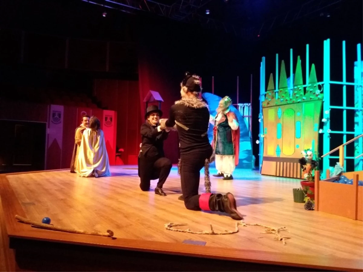 Bodrum Şehir Tiyatrosu\'nun İlk Çocuk Oyunu Çizmeli Kedi Sahnede