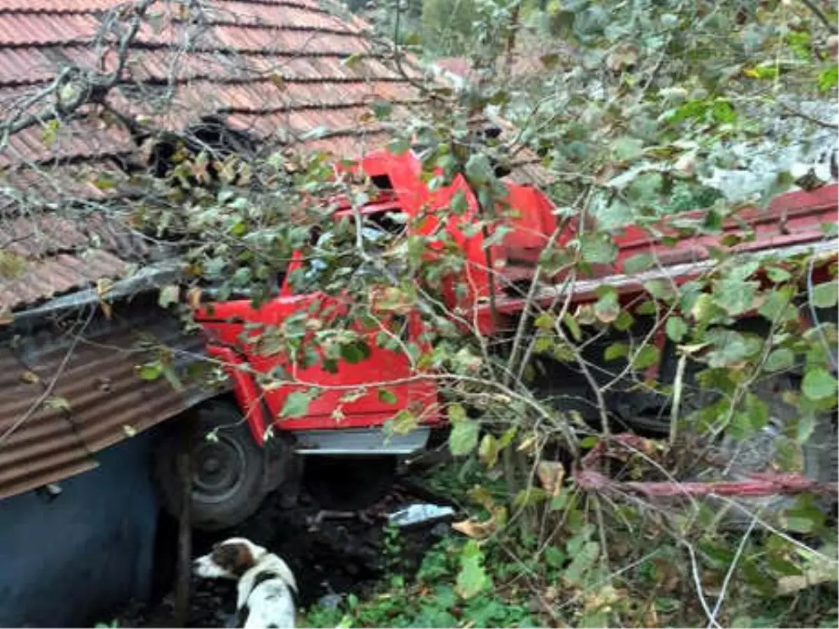 Freni Boşalan Kamyonet Eve Girdi, Üzerine Duvar Yıkılan Kadın Yaralı