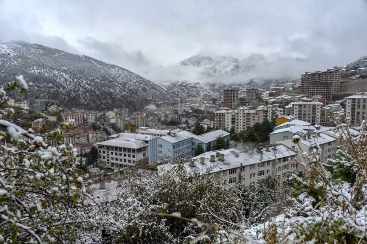 Gümüşhane Kent Merkezine Mevsimin İlk Karı Yağdı