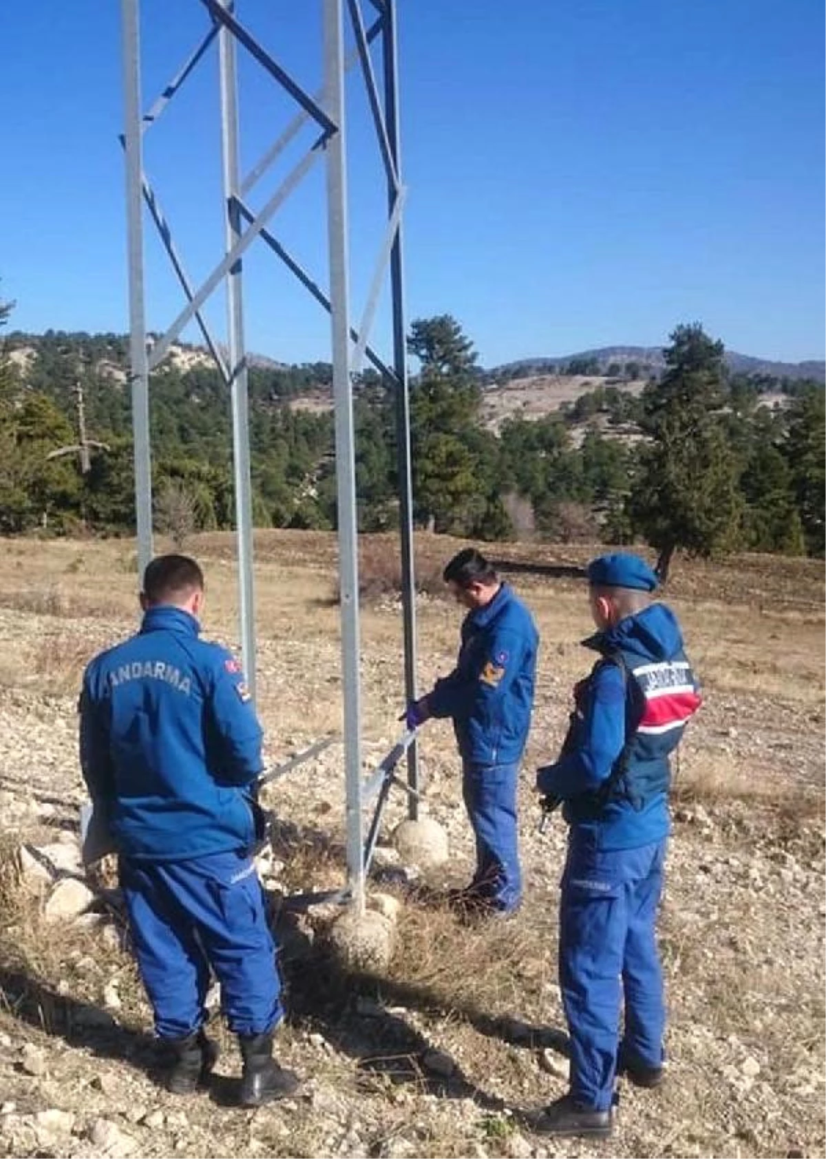 Hırsızlar Elektrik Direklerine Dadandı