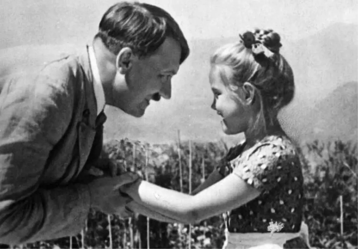 Hitler\'in Yahudi Kızla Çekilmiş İmzalı Fotoğrafı Açık Artırmaya Çıkıyor