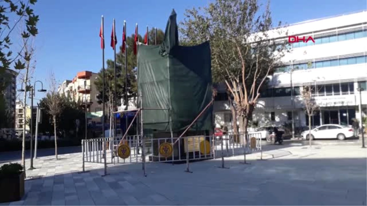 İzmir Atatürk\'e Benzemeyen Heykelde Düzeltme Çalışmaları Başladı