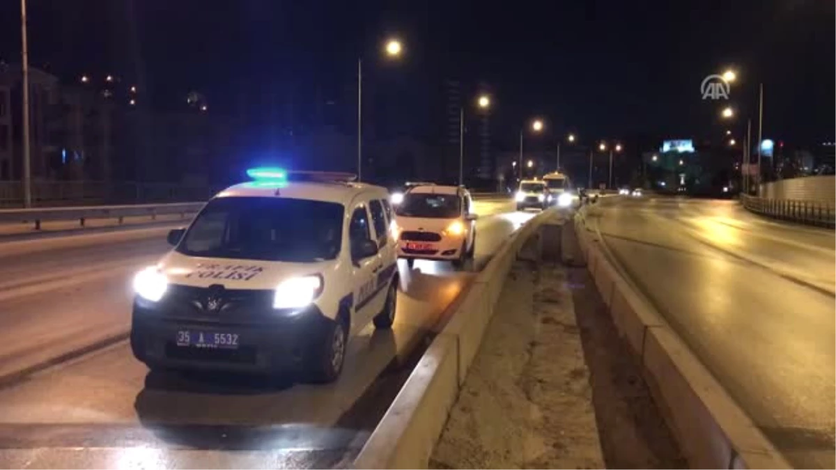 İzmir\'de Bariyerlere Çarpan Otomobilin Sürücüsü Yaralandı